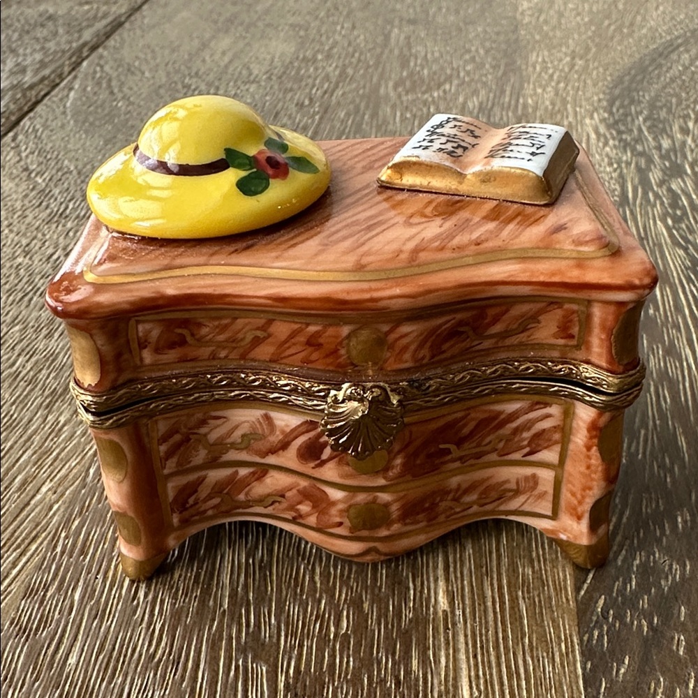 Limoges France Peint Main porcelain Trinket Box Chest